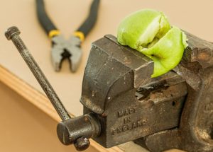 picture of an apple being squeezed